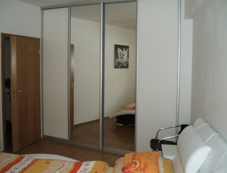 posuvné dveře ASTIN. Kombinace lamina a zrcadla.